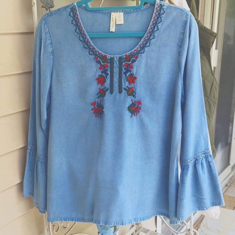 Studio West Chambray blue colorful floral embroidery Bell Sleeve Peasant Top M
